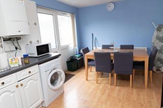 3 bed home sleeps 8 people located 1 min from train stop - Otley Terrace - 8