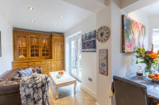 Traditional English 4 bedroom home in Greenwich - Plumstead - 8
