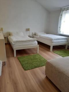 Apartment mit Innenhof, Rasen und Parkplatz - 8