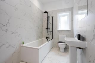 NEW! 5 x Stunning 1-Bed Apartments in Manchester by 53 Degrees Property, Ideal for Long Term, Couples or Business Groups! - Worsley - 3