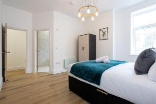 NEW! 5 x Stunning 1-Bed Apartments in Manchester by 53 Degrees Property, Ideal for Long Term, Couples or Business Groups! - Worsley - 0