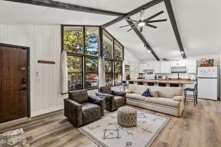 Harry Potters Hideaway- Walking distance to golf course, food, coffee, shops, ice cream, athletic club and more! - East Flagstaff - 1