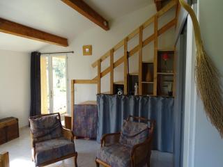Studio idépendant au rez de chaussée d'une longère terrasse , jardin , mezzanine 1 lit double , 2 matelas sur mezzanine , hauteur limitée pour enfants - 1