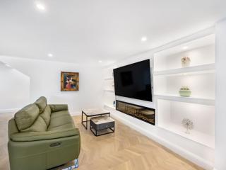 Riverfront Oasis Spacious 5BR Luxury w 10m Pool - East Hills - 8