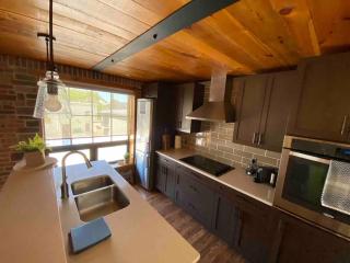 Cozy downtown studio getaway - Kingston - 9