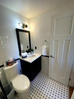 Cozy downtown studio getaway - 6