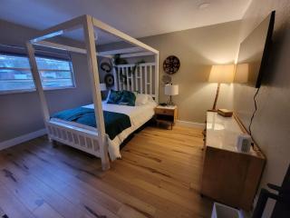 Adult-Only Hotel with Themed Rooms and Mermaid Pool - Cypress Gardens - 9