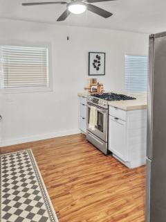 Simply Get-A-Waco- HOT TUB, Sleeps 10, 5-min Walk to Silos & Downtown Waco - Waco - 8