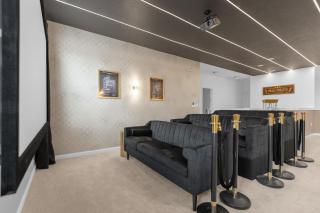 Luxurious Family Home with Themed Bedrooms Pool Theatre BBQ and Games - Kissimmee - 8