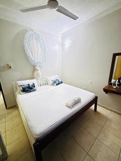 2 bedroom all ensuite located behind Go kart 5 minutes walk to the beach near Severin lodge Neptune beach Cowrie shell - Mombaça - 9