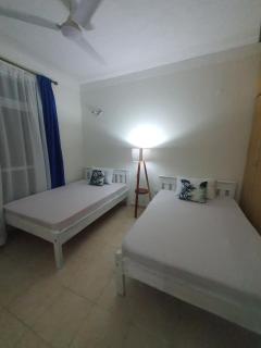 2 bedroom all ensuite located behind Go kart 5 minutes walk to the beach near Severin lodge Neptune beach Cowrie shell - Mombaça - 6