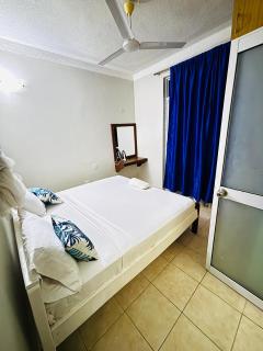 2 bedroom all ensuite located behind Go kart 5 minutes walk to the beach near Severin lodge Neptune beach Cowrie shell - Mombaça - 2
