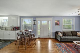 2 BR Home 4 Miles to Broadway Sleeps 4 - 5