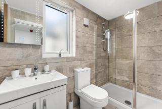 Prestige Stays Cardiff Spacious 2-Bedroom Duplex Apartment near Heath Hospital & Cardiff University Wi-Fi & Lockbox Check-In - 3