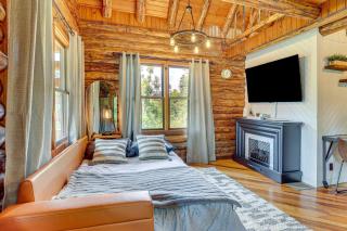 Peaceful Creekside North Studio with Fire Pit - - 6