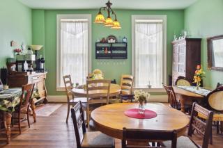 America Room at Main Street Bed & Breakfast - 9