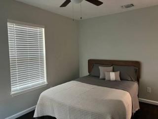 Modern 3B2B home near Lackland and downtown - San Antonio - 1