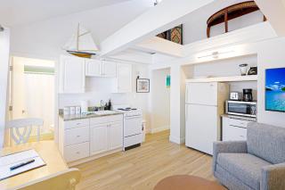 Newly Remodeled Apt! Key-West Victorian with beach access, to Siesta Key Beach! - Siesta Key - 7