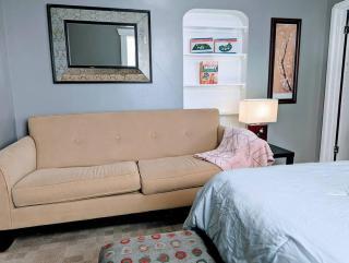 Main floor 2 beds Free parking - 8