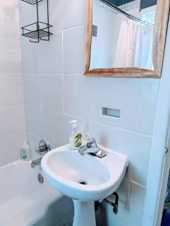Main floor 2 beds Free parking - 5
