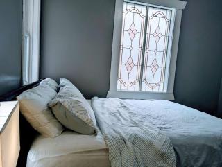 Main floor 2 beds Free parking - 3