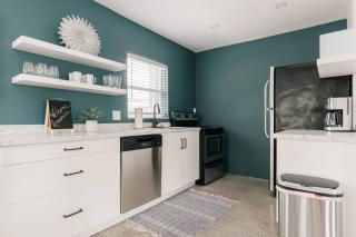 Walk to Beach & Sleep in King Bed -Island Comfort! - Pompano Beach - 1