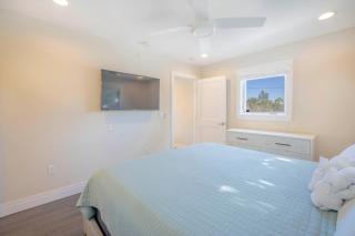 Oceanside! Free Bikes & Paddle-boards, in Village! - Siesta Key - 1