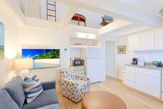 Newly remodeled 8-steps to sand path of Beach! - 6