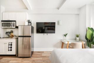 73-304 Newly Reno Studio UWS Doorman Gym Laundry - New York - 1