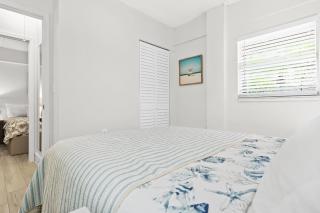 Newly remodeled 8-steps to sand path of Beach! - 2