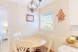 Newly Remodeled Apt! Key-West Victorian with beach access, to Siesta Key Beach! - 4