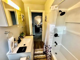 Private Bedroom Suite 2 Cape Cod Cutie 10 Min to Downtown - 4