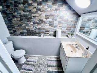 Private Bedroom Suite 2 Cape Cod Cutie 10 Min to Downtown - 3