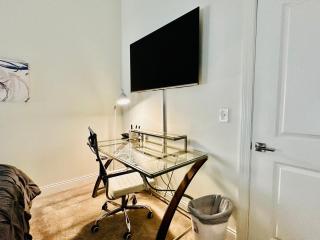 Two Bedroom Game Day Suite with 100 Projector TV - Indianápolis - 3