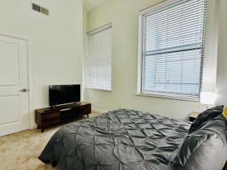 Two Bedroom Game Day Suite with 100 Projector TV - Indianápolis - 2