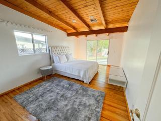 Cozy LA Haven with Backyard Oasis - Los Angeles - 9