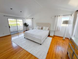 Cozy LA Haven with Backyard Oasis - Los Angeles - 4