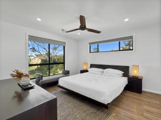 Chic 4-Bed with 3 Living Areas & Alfresco Dining - Malua Bay - 7