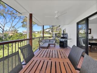 Chic 4-Bed with 3 Living Areas & Alfresco Dining - Malua Bay - 8