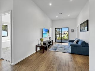 Chic 4-Bed with 3 Living Areas & Alfresco Dining - Malua Bay - 3