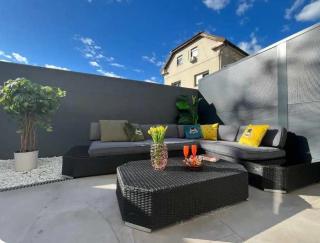 Studio with patio - steps away from Center - 8