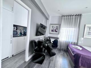 Hyde Park Studio Flats - 9