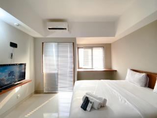 Homey and Minimalist Studio Gateway Park LRT City Bekasi Apartment By Travelio - Bekasi - 8