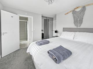 Amaya Seven - Luxury 3 bedroom detached house with garden & driveway - Sleeps 7 - Bottesford, Leicestershire - 6