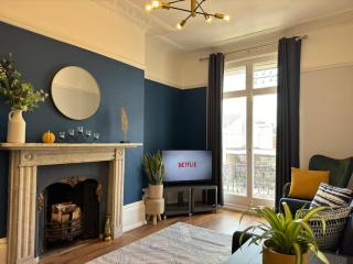 Luxury Ensuite Apartment with Balcony Free Parking - 9