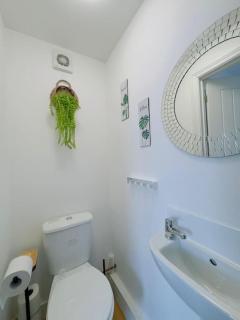 Luxury Ensuite Apartment with Balcony Free Parking - 8