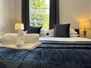 Luxury Ensuite Apartment with Balcony Free Parking - 7