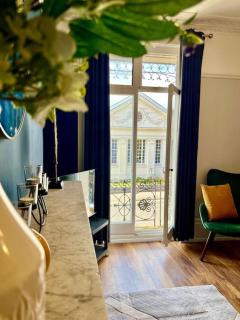 Luxury Ensuite Apartment with Balcony Free Parking - 0