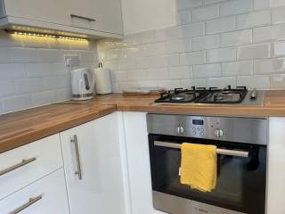 Entire Ground Floor Apartment in Watford - Watford - 1