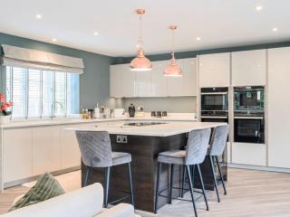 Stunning 5 Bedroom Spacious Home - Pass the Keys - Bookham - 0